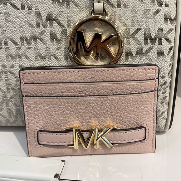 MICHAEL KORS
Reed Large Pebbled Leather Card Holder Case Wallet
POWDER BLUSH
NWT - Picture 14 of 16